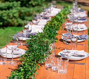 עלים ירוקים לקישוט השולחן