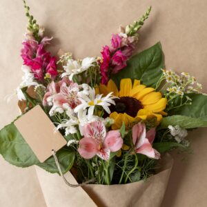 זר פרחים עטוף בנייר