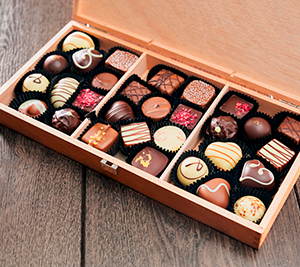 פרלינים שוקולד בקופסת עץ